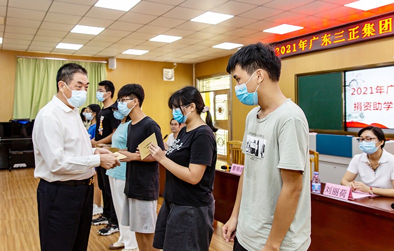 8月27日上午，我集團在橋頭鎮第二小學舉行了2021年助學金發放儀式，向23名橋頭籍困難家庭大學生發放助學金17.56萬元。這是我集團連續第13年資助橋頭籍困難家庭大學生完成大學學業。橋頭鎮三級調研員